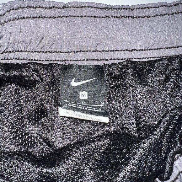 Nike Mens Swim Trunks Shorts Size M Black Gray 8 in Mesh Lining - Picture 2 of 4